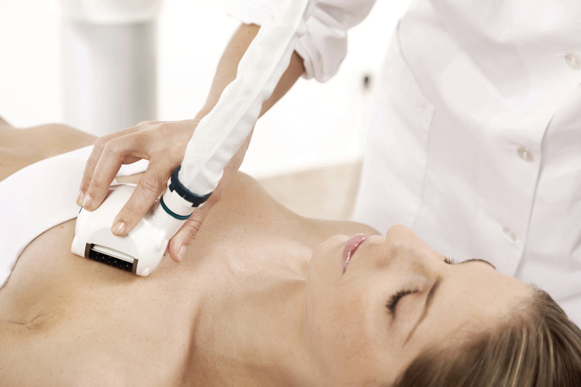 Icoone Laser – Anwendung des Handstücks am Dekolleté