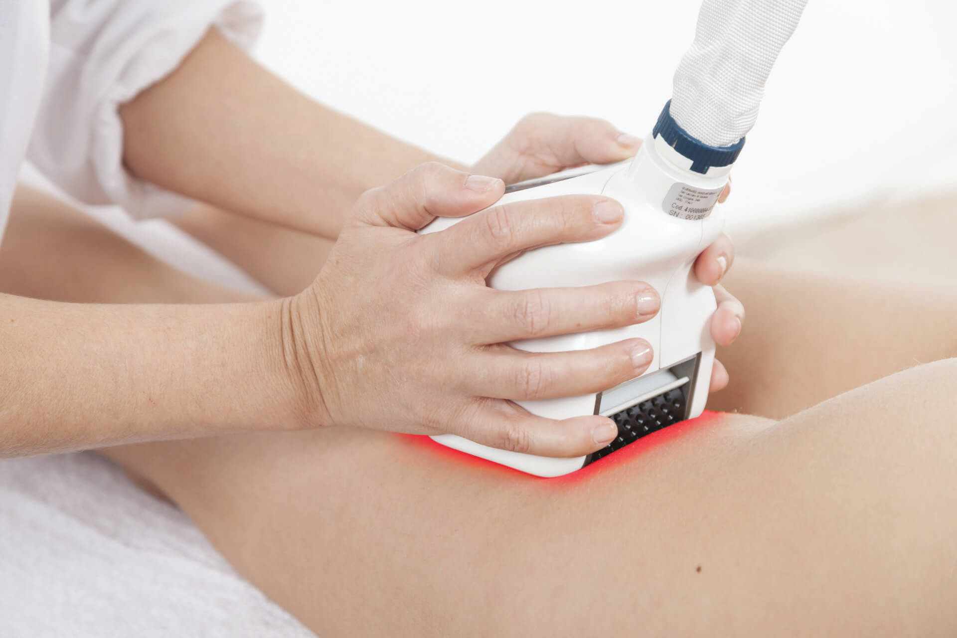 Icoone Laser – Anwendung des Handstücks am Bein